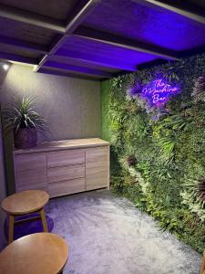 The Machine House - Hot Tub - Outdoor Bar