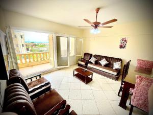 شاليه فاخر بإطلالة على البحر وحمام السباحة - موقع مميز داخل قرية بدر السياحية