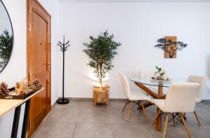 Michaels Seaside Homely Apartment In Varkiza