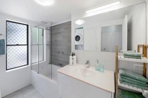 Amazing Modern Waterfront Apartment on the Canal