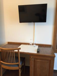 Single Room with Shared Shower and Toilet room in Hotel Bahnhof