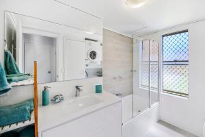 Beautiful Modern Waterfront Apartment on the Canal