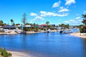 Beautiful Modern Waterfront Apartment on the Canal
