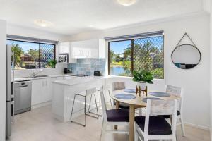 Beautiful Modern Waterfront Apartment on the Canal