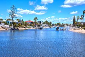 Beautiful Modern Waterfront Apartment on the Canal