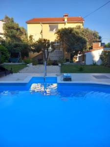 Family-friendly apartments with swimming pool Banjol, Rab - 5007 - 3hvězdičkové hotely ve městě Rab