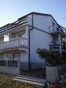 Apartments with parking space Novi Vinodolski - 15292