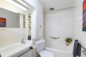 Wonderful Waterfront Apartment with Pool