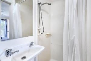 Wonderful Waterfront Apartment with Pool