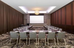Holiday Inn Warwick Farm by IHG