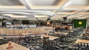 Holiday Inn Warwick Farm by IHG
