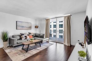 Relaxing 1-Bed Condo With City Views in Brickell Key