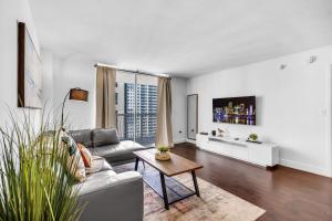 Relaxing 1-Bed Condo With City Views in Brickell Key