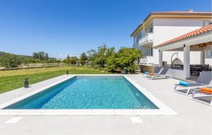 Cozy Apartment In Kampor With Wifi