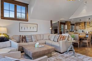 The Veranda at Trails Edge - Penthouse views and ski access!