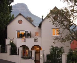 Four Rosmead Boutique Guesthouse hotel, 
Cape Town, South Africa.
The photo picture quality can be
variable. We apologize if the
quality is of an unacceptable
level.