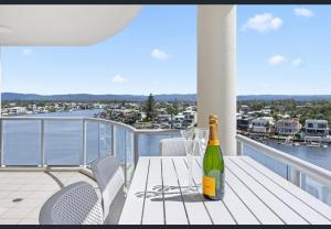 2 bedroom apartment Surfers Paradise Riverfront