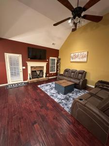 Cozy LaGrange Getaway!!