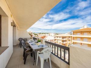 Apartamento céntrico en Riells con terraza a 100m de la playa - ES-325-3