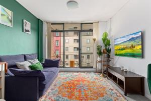 Chic Inner-City 1 Bedroom with Private Balcony