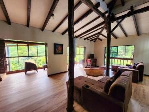 Family cabin with spectacular views CasaColibrí