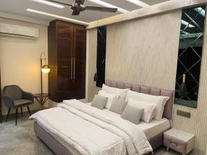 Stylish 3BHK in New Delhi - Luxe 301