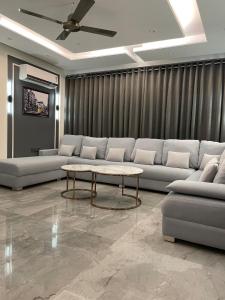 Stylish 3BHK in New Delhi - Luxe 301