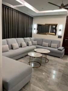 Stylish 3BHK in New Delhi - Luxe 301