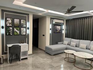Stylish 3BHK in New Delhi - Luxe 301