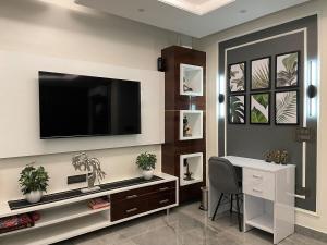 Stylish 3BHK in New Delhi - Luxe 301