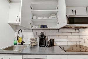 Luxury & private 3 bed basement unit kitchen, wifi, park, mall