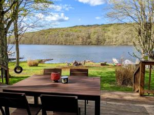 Catskills Lakefront with Kayaks, HotTub & Firepit