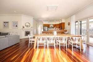 Maori in Rye walk to the beach and shops in minutes