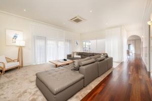 Maori in Rye walk to the beach and shops in minutes