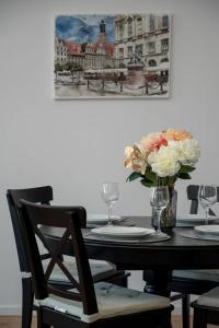 Spacious Apartment with WiFi & Smart TV Remote Working by Noclegi Renters