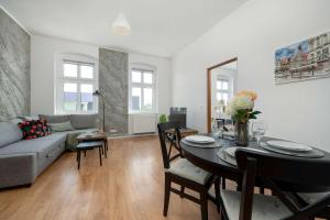 Spacious Apartment with WiFi & Smart TV Remote Working by Noclegi Renters