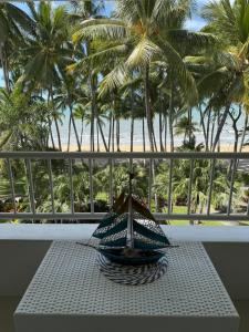 Tropical Escapes Palm Cove - Absolute Ocean Front Apartment