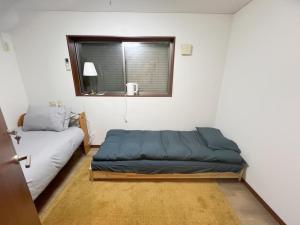 2ppl Share House Twin Room with 2 single beds