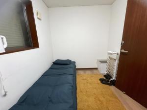 2ppl Share House Twin Room with 2 single beds