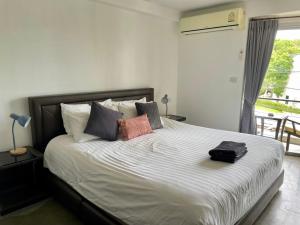 Extra large, modern apartment with sea view