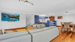 The Olive House Backs Blue Mountains National Park