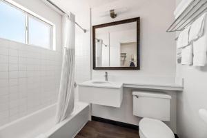 1 King Bed, Standard Room, Non-Smoking room in Travelodge by Wyndham Page