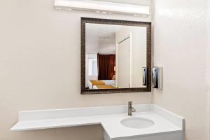 Queen Room - Non-Smoking room in Travelodge by Wyndham Page