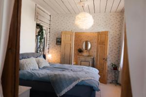 Cozy summer nest in the city center by the river