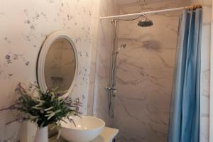 Cozy summer nest in the city center by the river