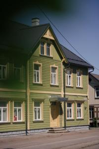 Cozy summer nest in the city center by the river