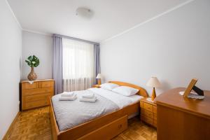 National Stadium Spacious Apartment by BookingHost