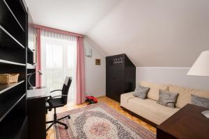 National Stadium Spacious Apartment by BookingHost