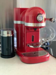 Stylish 2BR apt, great location