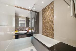 Nice 2 Bedroom Apartment! 5 Minutes walk to Dubai Mall, Downtown Dubai